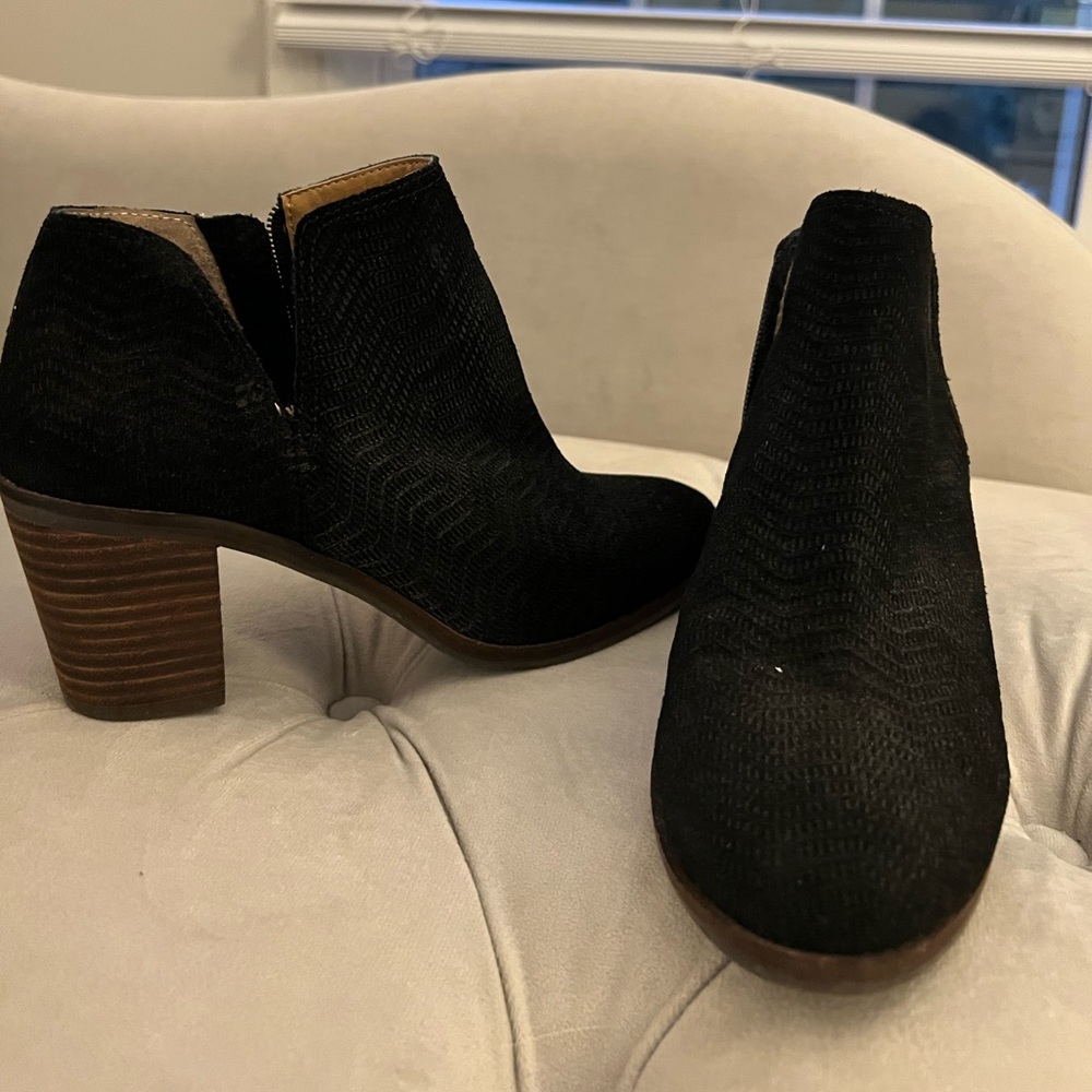 Lucky Brand scalloped side zipper suede ankle boots